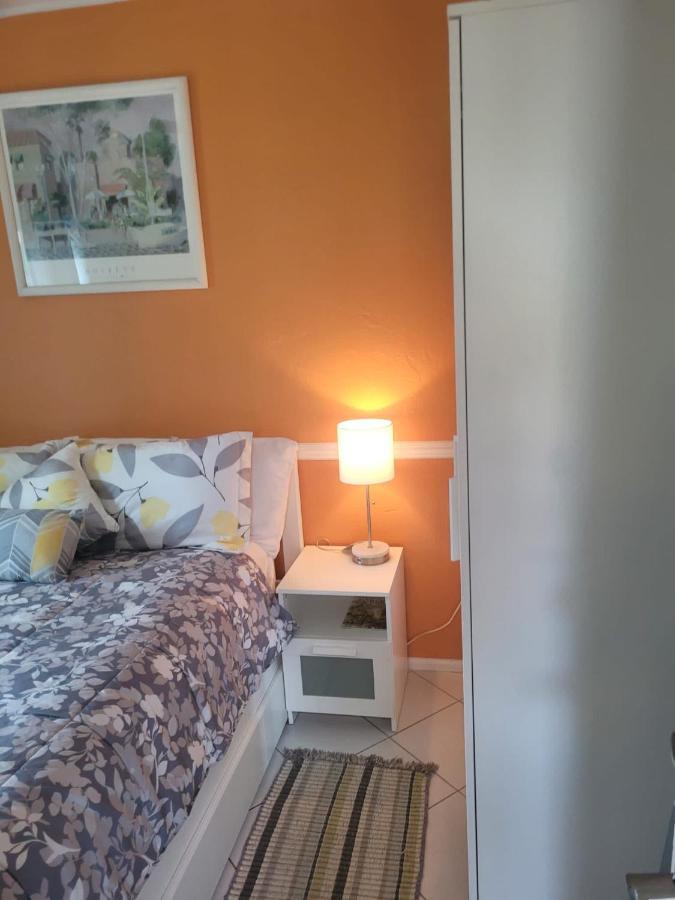 ~ Cozy In-Law Apartment Close To Siesta Key ~ サラソータ エクステリア 写真