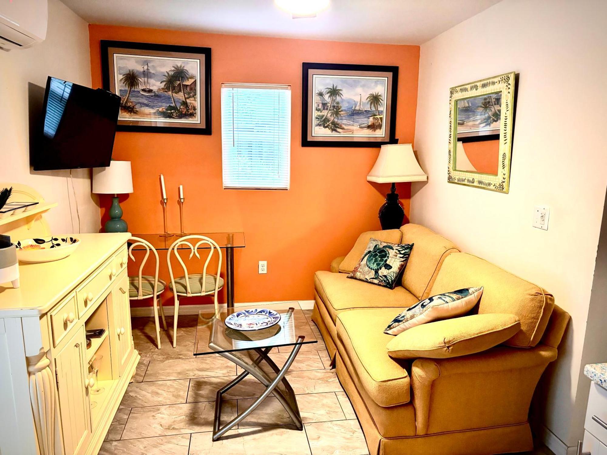 ~ Cozy In-Law Apartment Close To Siesta Key ~ サラソータ エクステリア 写真